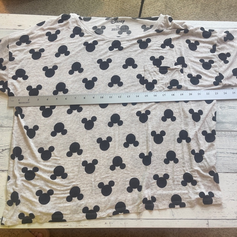 Disney Mickey Mouse One Pocket T-Shirt Large - Picture 5 of 8
